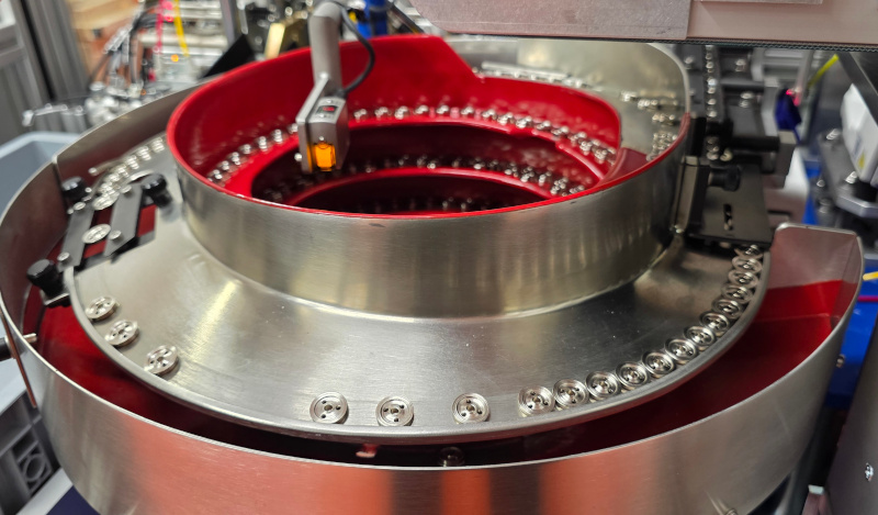 Automatic assembly machine - bowl feeder